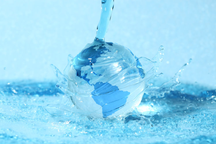 A água é um elemento natural abundante na Terra que é encontrado em três estados físicos: líquido, gasoso e sólido.