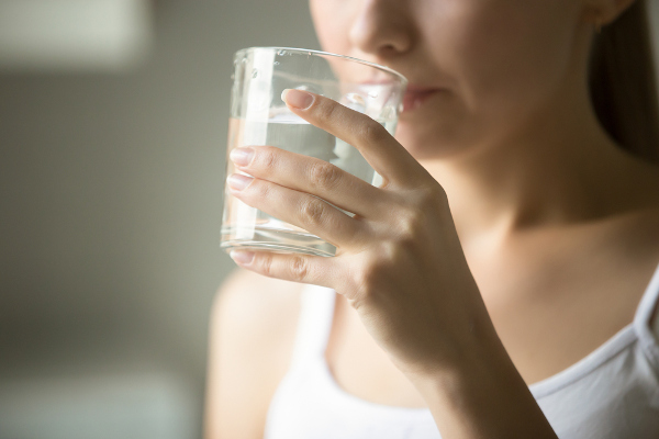 La ingestión de agua contaminada puede provocar enfermedades, como la fiebre tifoidea.
