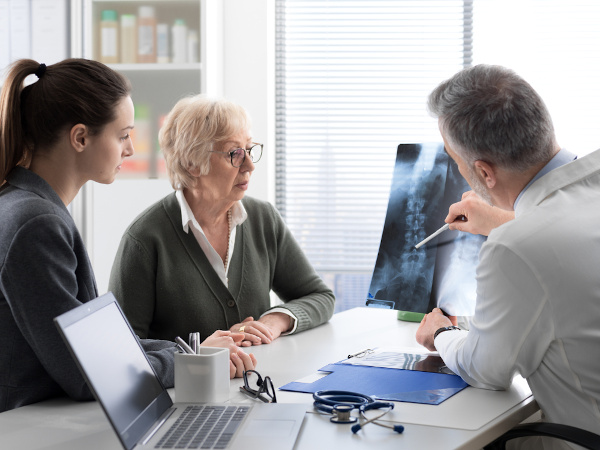 A osteoporose nÃ£o apresenta sintomas, assim, muitas vezes, Ã© detectada em estado avanÃ§ado.