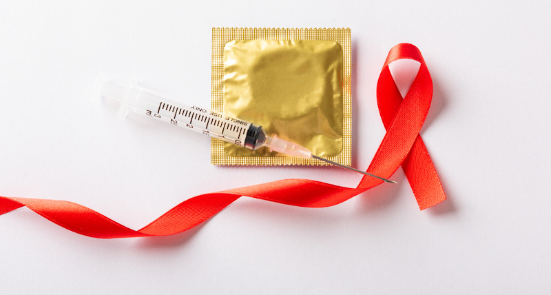 Os usos de preservativos, seringas e agulhas descartÃ¡veis sÃ£o formas de prevenir-se contra o HIV.