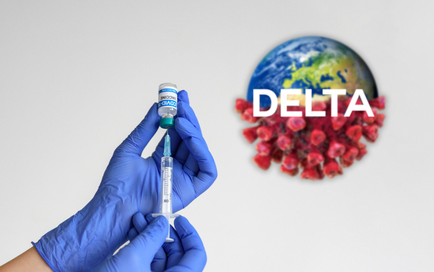 MÃ£o com luvas segurando a vacina da covid-19 e uma seringa; ao fundo, ilutraÃ§Ã£o representativa da variante delta.