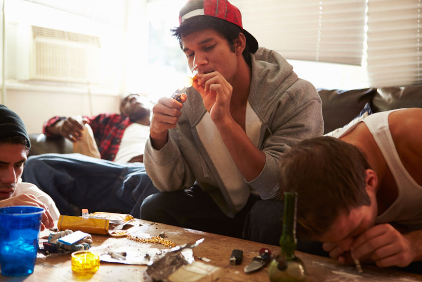 Quatro homens consumido drogas em sala de estar 