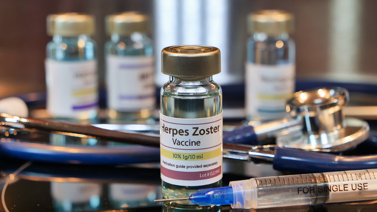 Vacinas contra herpes-zÃ³ster, seringa e estetoscÃ³pio em mesa