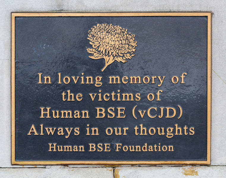 Placa com inscriÃ§Ãµes gravadas que homenageiam vÃ­timas de doenÃ§a priÃ´nica em Londres, no Reino Unido.