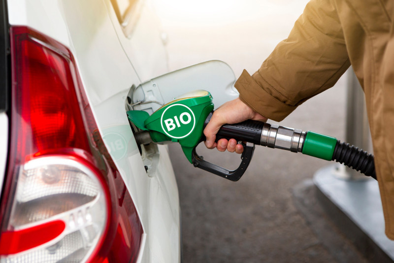 Homem abastecendo o carro com biocombustÃ­vel, um exemplo de aplicaÃ§Ã£o da Biotecnologia na indÃºstria.
