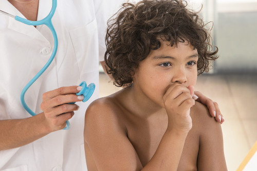Exame clínico realizado em consultório A tosse persistente é um dos principais sintomas da tuberculose