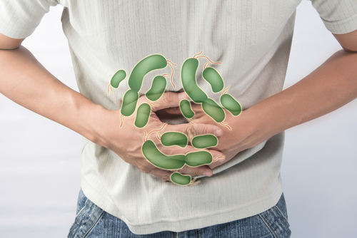 Algumas doenças causadas por bactérias podem gerar sintomas como diarreia e dores abdominais