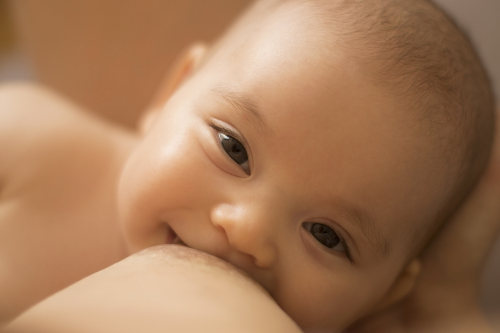 O bebê deve ser amamentado pelo menos até o primeiro ano de vida
