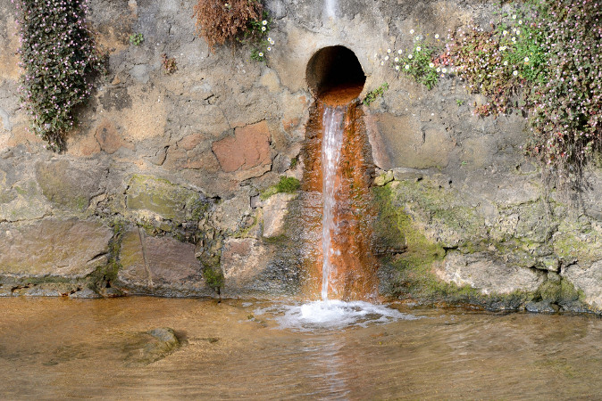 O lançamento de esgoto sem tratamento causa a poluição das águas e enfermidades na população que as utiliza