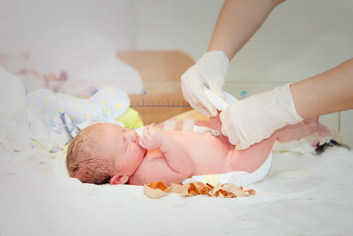 O recém-nascido apresenta parte do cordão umbilical aderido ao seu corpo (coto umbilical)
